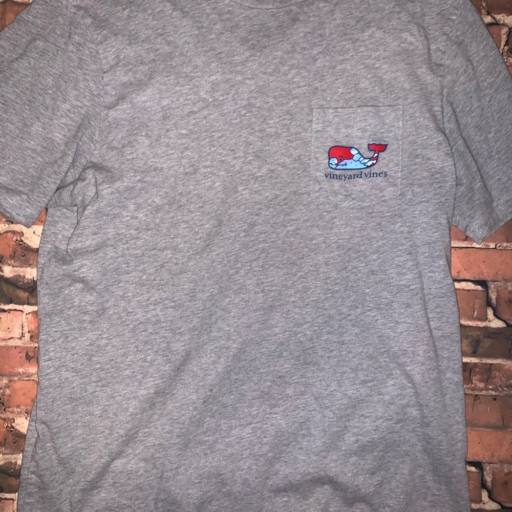 Grey Hawaii theme vineyardvines short sleeve shirt
